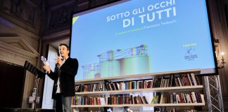 Francesco Tedeschi presenta la sua inchiesta sul palco del Circolo dei Lettori durante le giornate del Premio Roberto Morrione per il giornalismo investigativo che si sono tenute a Torino dal 16 al 29 ottobre 2022